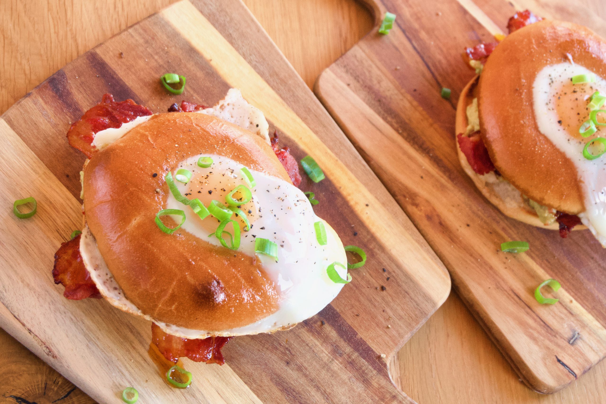 Ägg i hålet-bagels med kryddig bacon och krämig guacamole
